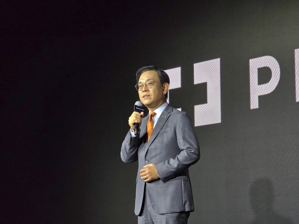 ▲권희백 한화자산운용 대표이사가 23일 오전 서울 더플라자 호텔에서 열린 'PLUS ETF 브랜드 출범식'에서 새로운 ETF 브랜드 'PLUS'를 소개했다.