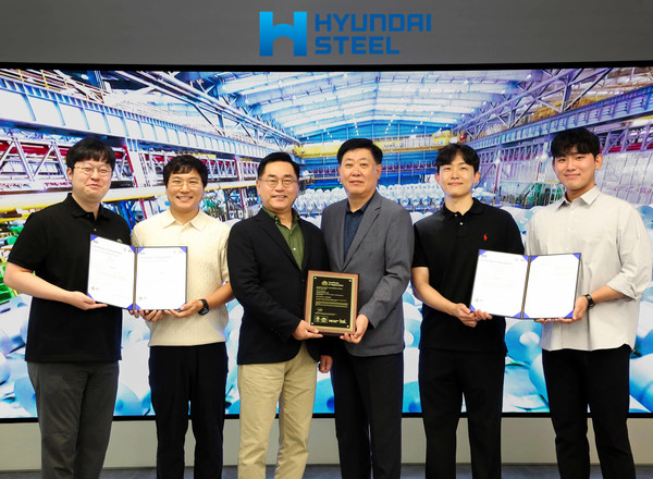 ▲ISO 22301 인증서를 들고 있는 현대제철 서상원 경영지원본부장(사진 중앙 좌측), 김원배 판재사업본부장(사진 중앙 우측)과 현대제철 임직원들