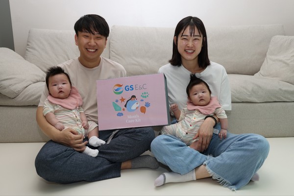 ▲최근 쌍둥이 자녀를 출산해 육아휴직 중인 GS건설 직원(왼쪽)과 아내