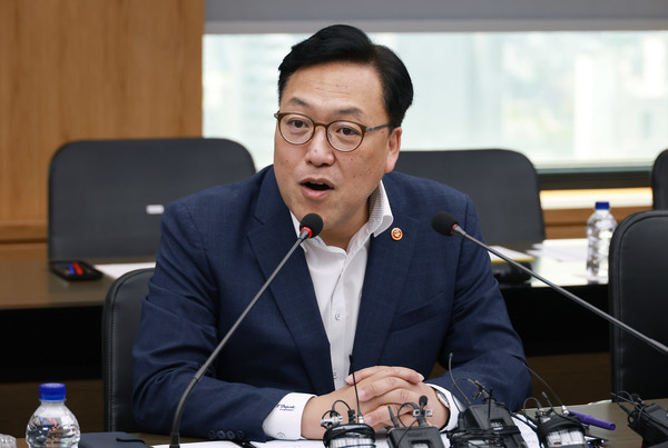 ▲김병환 금융위원장이 1일 오후 서울 강남구 캠코 양재타워에서 개최된 새출발기금 간담회에 참석해 소상공인·자영업자를 직접 만나 새출발기금 이용 소회, 개선 필요사항 등 다양한 의견을 수렴했다.