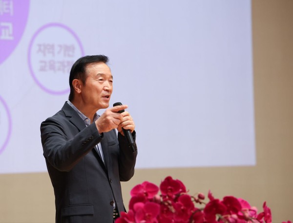 ▲임태희 교육감이 특강을 진행하고 있다.