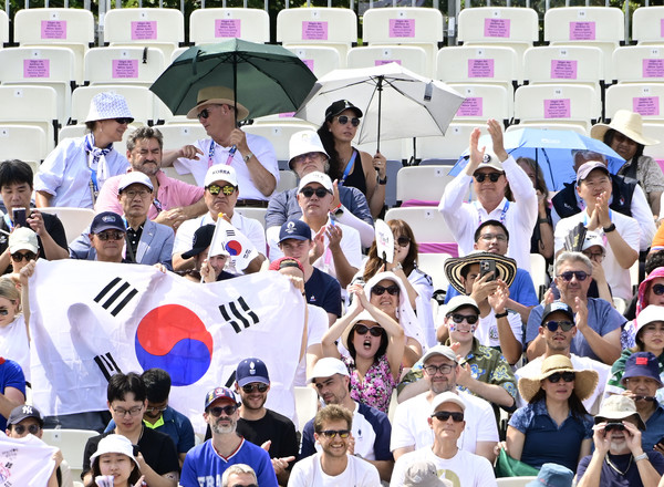 ▲현대차그룹 정의선 회장이 2일(현지시간) 오전 일찍부터 진행된 양궁 혼성전 16강전에서 선수들을 응원하고 있다.