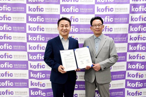 ▲유한킴벌리 손승우 지속가능경영부문장(왼쪽)과 영진위 한상준 위원장
