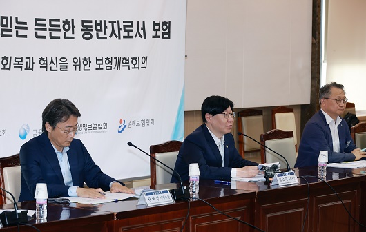 ▲ 김소영 금융위원회 부위원장이 8일 오후에 열린 제2차 보험개혁회의에서 보험개혁회의 운영경과 및 향후계획, 보험산업 신뢰도 제고방안, 국민체감형 보험상품 개선방안 등을 논의하고 있다.
