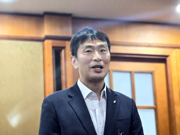 ▲이복현 금융감독원장이 8일 오전 서울 여의도 금융투자협회에서 열린 자산운용사 CEO 간담회 이후 기자들의 질문에 답하고 있다.