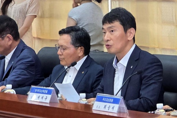 ▲이복현 금융감독원장(오른쪽)과 자산운용사 CEO 간의 간담회가 8일 오전 서울 여의도 금융투자협회에서 개최됐다.