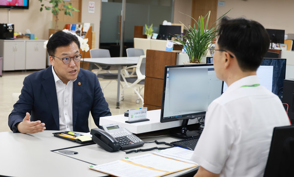 ▲김병환 금융위원장(왼쪽)이 9일 오전 위메프·티몬 정산지연 피해업체에 대한 유동성지원 프로그램 접수 첫 날, 서울 중구 신용보증기금 남대문 지점을 방문해 상담창구를 돌며 집행현장을 점검 및 상담직원들을 격려했다.