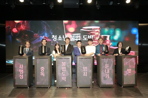 ▲지난 9일 열린 청소년 불법 도박 예방 선포식에서 이복현 금융감독원장(왼쪽 4번째), 함영주 하나금융그룹 회장(왼쪽에서 5번째) 등이 세레모니를 하고 있다.