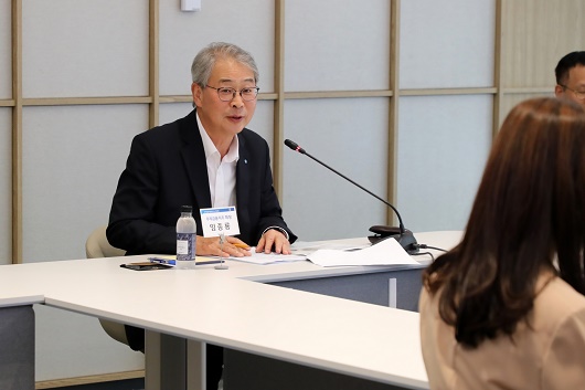 ▲ 임종룡 우리금융그룹 회장이 지난 8일 우리투자증권 본사에서 열린 애널리스트 대상 간담회에서 기업가치 제고 계획을 발표하고 있다.