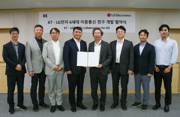 ▲LG전자 C&M표준연구소장 제영호 상무(왼쪽 4번째)와 KT 네트워크연구소장 이종식 상무(왼쪽 5번째)를 비롯한 KT, LG전자 임직원이 협약식 후 기념 촬영을 하고 있다.