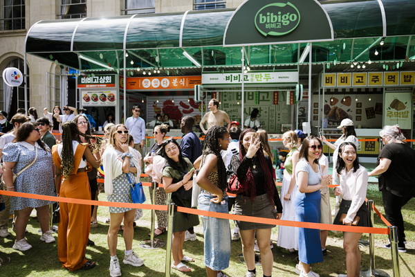 ▲코리아하우스 야외 정원의 비비고 시장에서 음식을 사기 위해 기다리는 관람객들