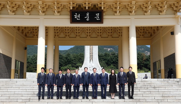 ▲현충원을 방문한 김진경 의장(오른쪽 두번째)과 전국 시도의회 의장들이 함께 기념촬영을 하고 있다