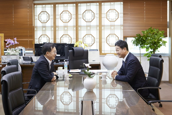 김동연 경기도지사(왼쪽), 김진경 경기도의회 의장