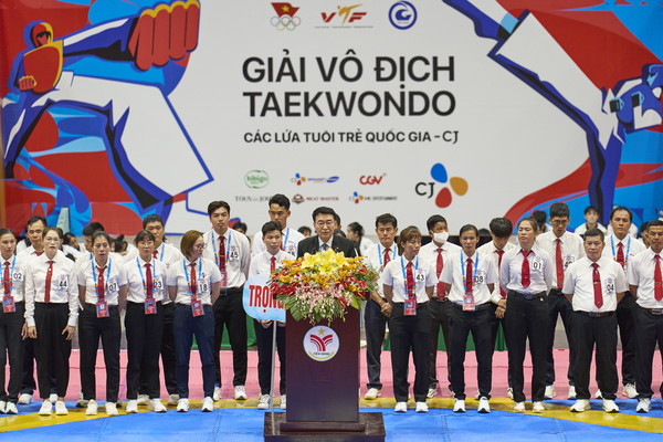 ▲ CJ베트남 장복상 대표가 베트남 띠엔장에서 열린 'CJ Youth National Taekwondo Championsip' 개막식에서 축사를 하고 있다.