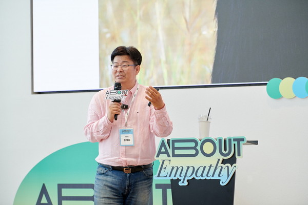 ▲풀무원재단이 지난 17일 서울 신촌 에피소드 라운지에서 개최한 토크콘서트 'About Empathy'에서 카이스트 정재승 교수가 강연하고 있다.