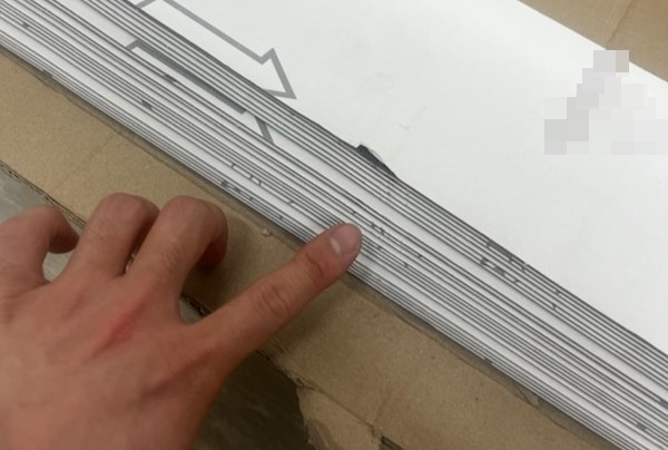 ▲표면이 벗겨지고 구부러진 데코타일