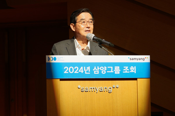 ▲김윤 회장이 19일 판교 삼양디스커버리센터에서 개최한 그룹 조회에서 상반기 경영 성과와 하반기 전략 방향에 대해 직원들에게 설명하고 있다