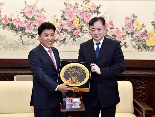▲ 지난 2019년 당시 중국 관련 협력 사업을 주도해온 함영주 하나금융그룹 부회장(現 회장)은 길림은행 소재지인 길림성 장춘시로부터 금융발전과 사회공헌 등으로 장춘시 발전에 기여한 공로를 인정 받아 장춘시 명예시민으로 선정되기도 했다.