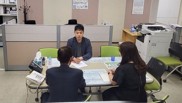 ▲유영일 부 위원장이 면담을 진행하고 있다