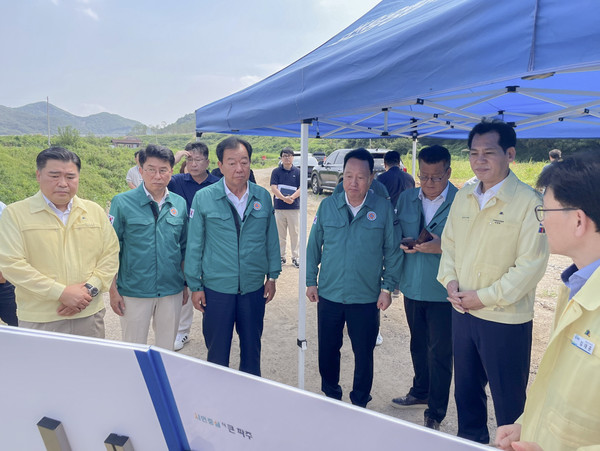 ▲임상오 위원장(왼쪽 세 번째)을 비롯한 안정행정위원회 의원들이 피해지역을 방문해 상황을 살피고 있다