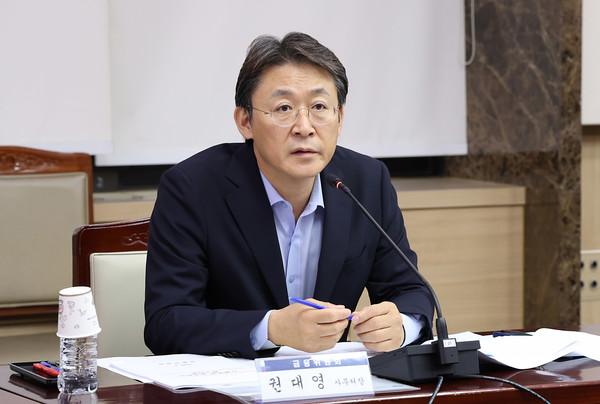 ▲권대영 금융위원회 사무처장이 21일 오전 서울 종로구 정부서울청사에서 기획재정부, 국토교통부, 한국은행, 금융감독원 등 관계기관과 은행연합회, 2금융권 협회, 5대 시중은행이 참석한 가운데 개최한 가계부채 점검회의를 주재하고 있다.