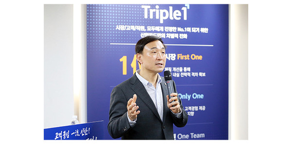 ▲문동권 신한카드 사장이 지난 19일 신한카드 본사에서 개최된 2024년 하반기 사업전략회의에서 리더들에게 당부의 말을 전하고 있다