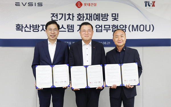 ▲롯데건설 이재영 기전사업실장(가운데)과 이브이시스 오영식 대표이사(왼쪽), ㈜티엘엑스 최종석 대표이사(오른쪽)