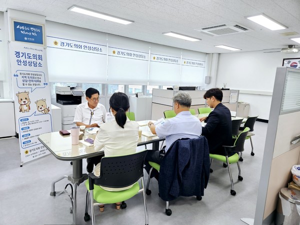 ▲박 의원이 관계자들과 기후행동 기회소득 활성화 방안을 논의하고 있다