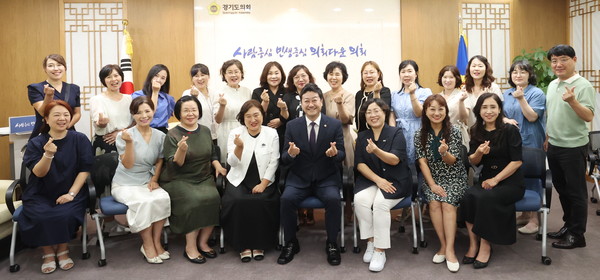 ▲김진경 경기도의회 의장(가운데)이 경기도어린이집연합회 관계자들과 기념촬영을 하고 있다