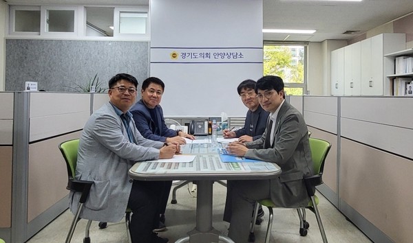 ▲(왼쪽부터)김재훈 의원과 장민수 의원이 안양시 관계자들과 정담회를 진행하고 있다