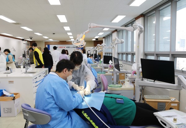 ▲3월 15일 서울 성동구 소재 한양여자대학교에서 진행된 잇몸의 날 기념 '사랑의 스케일링'에 참여한 인사돌플러스 사랑봉사단 활동 모습