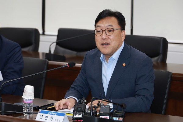 ▲김병환 금융위원장이 6일 오전 저축은행업권과 만나 저축은행의 지역·서민금융 공급기능 회복 방안에 대한 다양한 의견을 경청했다.