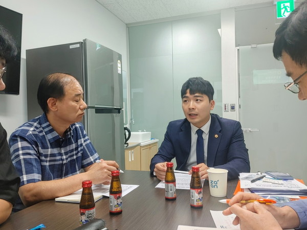 ▲정동혁 의원이 경기도 관계자들과 논의하고 있는 모습.