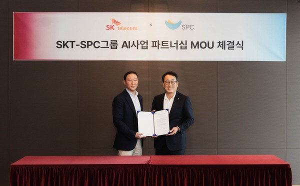 ▲SPC 그룹 허희수 부사장(왼쪽)과 SKT 유영상 CEO가 MOU를 마친 후 기념 촬영을 하고 있다