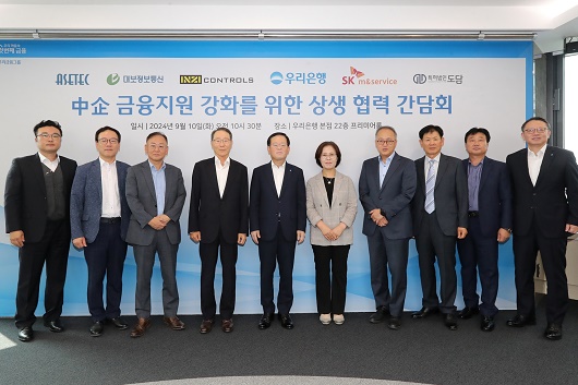 ▲ 조병규 우리은행장(왼쪽 5번째), 정진완 우리은행 중소기업그룹장(맨 오른쪽)이 원비즈플라자 주요 고객사들과 기념촬영을 하고 있다.