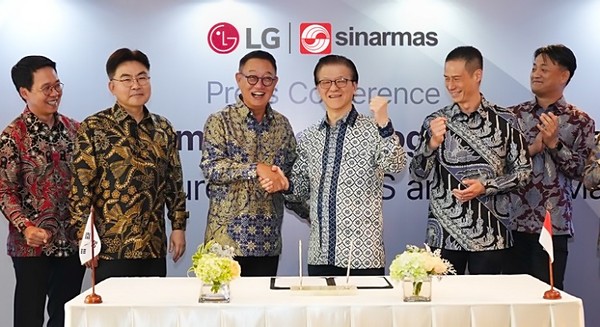 ▲LG CNS 현신균 대표(왼쪽 세번째)와 시나르마스 프랭키 우스만 위자야 회장(왼쪽 네번째)