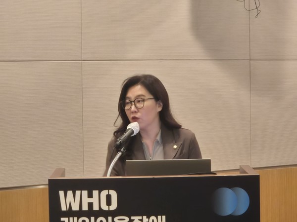 ▲강유정 의원이 개회사를 하고 있다.