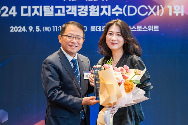 ▲한국표준협회 강명수 회장(왼쪽)과 삼성전자 이보나 상무(오른쪽)