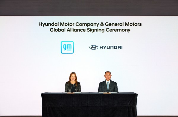 ▲메리 바라 GM 회장 겸 CEO와 정의선 현대차그룹 회장이 기념 촬영을 하는 모습