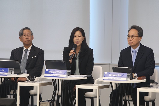 ▲이날 진행된 라운드테이블에서 윤재원 신한지주 이사회 의장(가운데)이 기관투자자들의 질문에 답하고 있다.(사진 왼쪽 이용국 사외이사 / 사진 오른쪽 진옥동 신한금융그룹 회장)