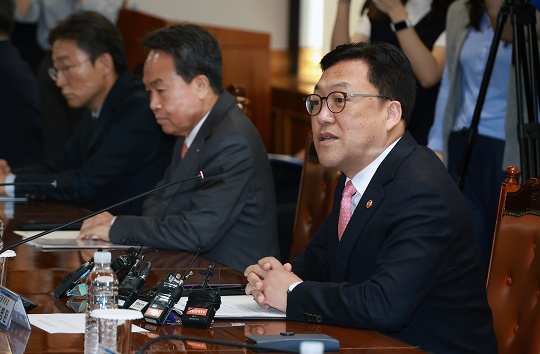 ▲ 김병환 금융위원장이 30일 오전에 열린 금융지주 회장 간담회에서 발언하고 있다.