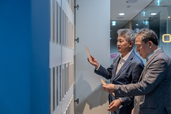▲장세욱 동국홀딩스 부회장(왼쪽)이 이일 대한소방공제회 이사장과 본사 각 층을 둘러보는 모습.