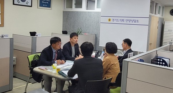 ▲김재훈 의원과 유영일 의원이 시 관계자들과 면담하고 있다