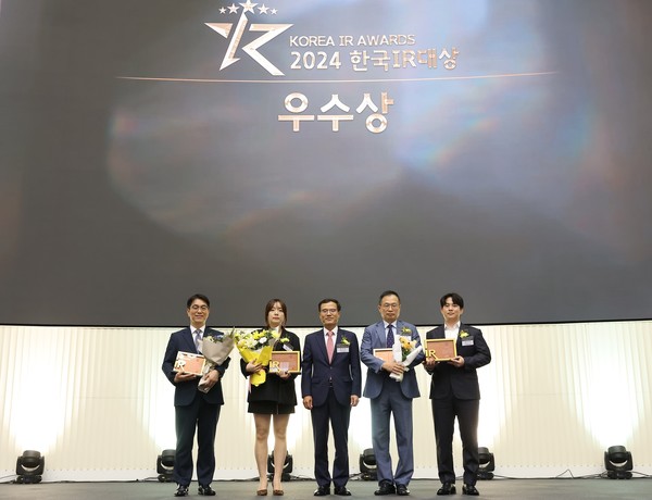 ▲롯데칠성음료 양소현 IR팀장(왼쪽에서 두번째)과 한국IR협의회 정석호 회장(왼쪽에서 세번째) 등 관계자들이 기념사진을 찍고 있다