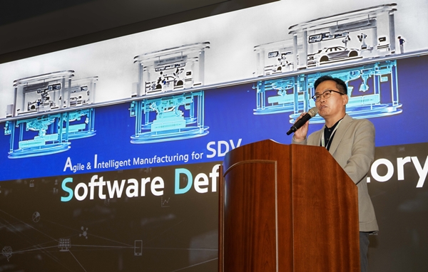 ▲이재민 이포레스트 센터 상무가 소프트웨어 중심 공장(SDF)의 개념에 대해 설명하고 있다
