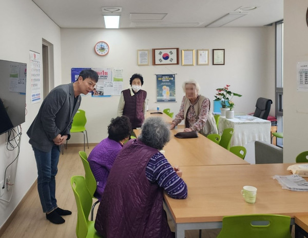 ▲유영일 의원이 임대주택 어르신들을 직접 만나고 있다