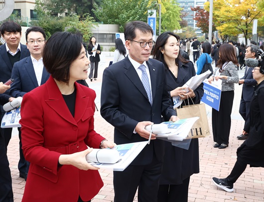 ▲ 28일 서울 구로구 기업은행 구로동지점 인근에서 오영주 중소벤처기업부 장관(왼쪽)과 김성태 기업은행장(오른쪽)이 출근길 가두 홍보 캠페인을 하고 있는 모습