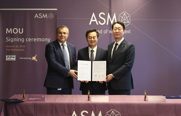 ASM과 상생협력 협약을 맺은 김동연 경기도시자(가운데)