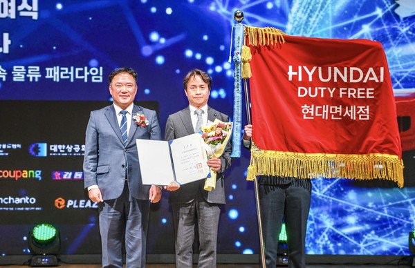 ▲지난 1일 오전 서울 중구 남대문로 대한상공회의소에서 진행된 ‘제32회 한국물류대상’ 시상식에서 박장서 현대면세점 대표이사(내정·오른쪽)와 국토교통부 백원국 차관이 기념사진을 찍고 있다