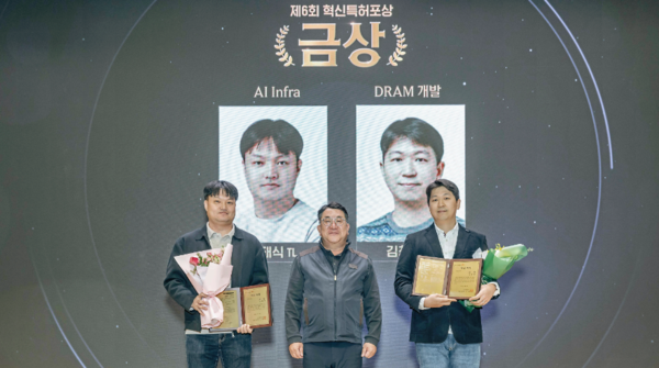 ▲(왼쪽부터) 윤태식 TL(AI Infra), 김동섭 사장(대외협력 담당), 김창현 TL(DRAM개발)